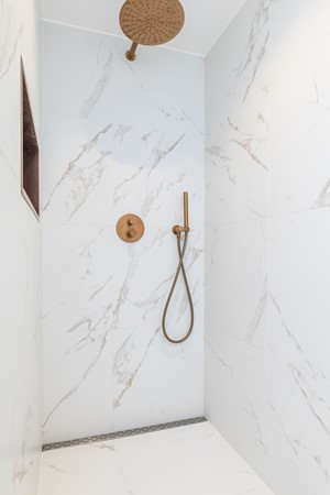 Foto - Verkocht onder voorbehoud: Instapklare ruime tussenwoning uit 1997 met 3 slaapkamers, moderne badkamer, tuin en garage in Heerlen